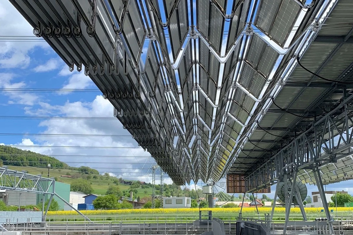 تركيب الألواح الشمسية القابلة للطي في محطات شحن السيارات الكهربائية