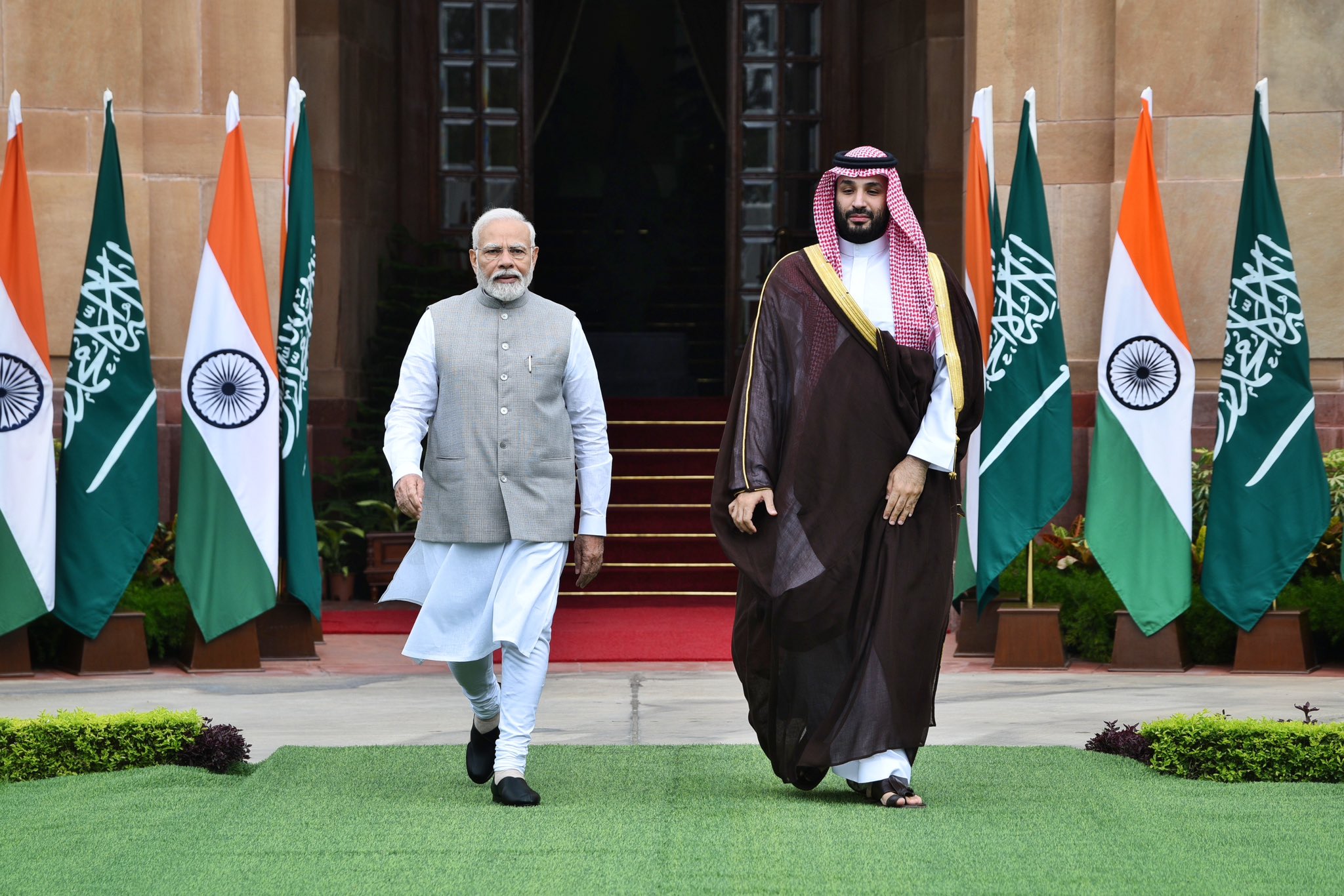 من مراسم استقبال رئيس الوزراء الهندي لولي العهد السعودي