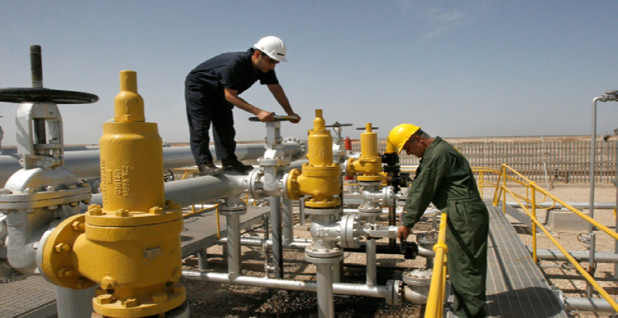 فنيّو النفط الإيرانيون يعملون في حقل آزادكان النفطي