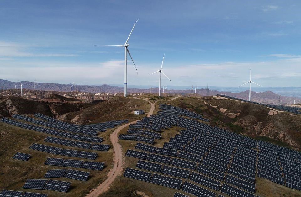 توربينات الرياح والألواح الشمسية في محطة لتوليد الكهرباء بمقاطعة خبي الصينية 
