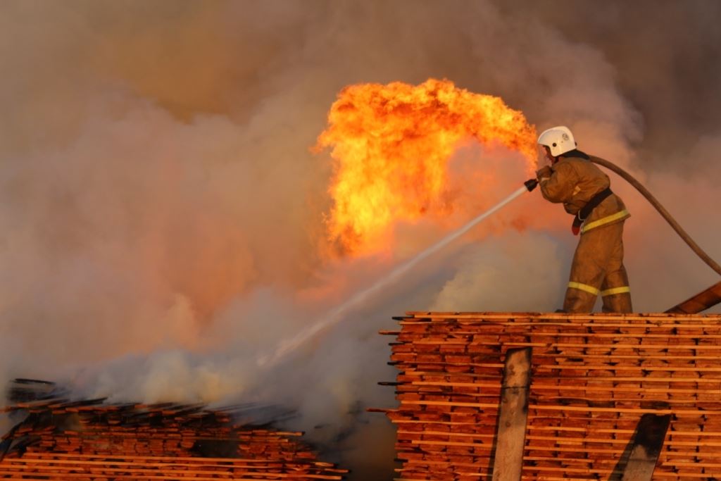 عامل إطفاء يحاول إخماد حريق منجم قازاخستان