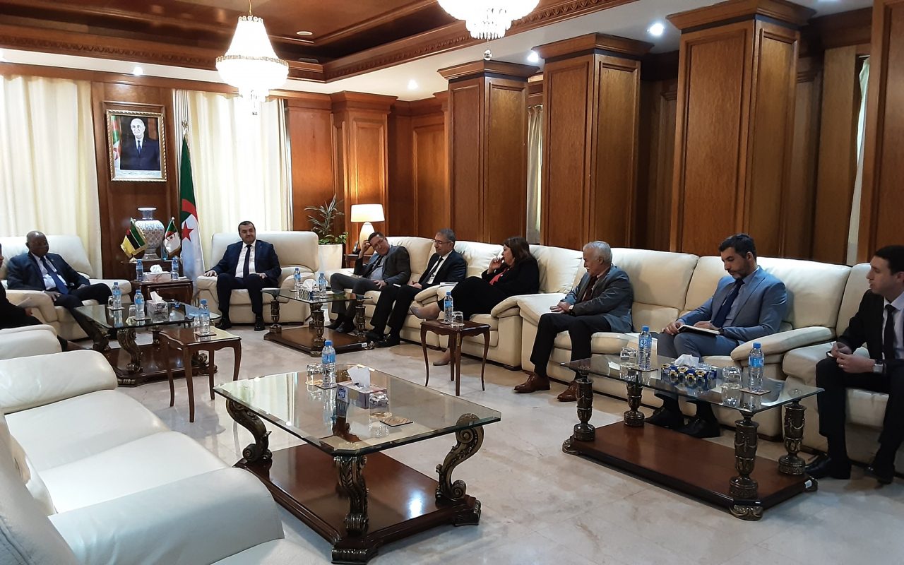 وزير الطاقة في الجزائر محمد عرقاب وسفير موزمبيق