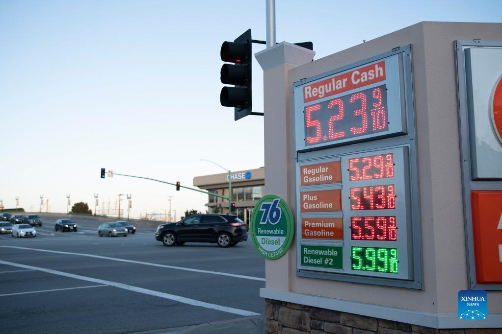 لوحة توضح أسعار الوقود في أميركا