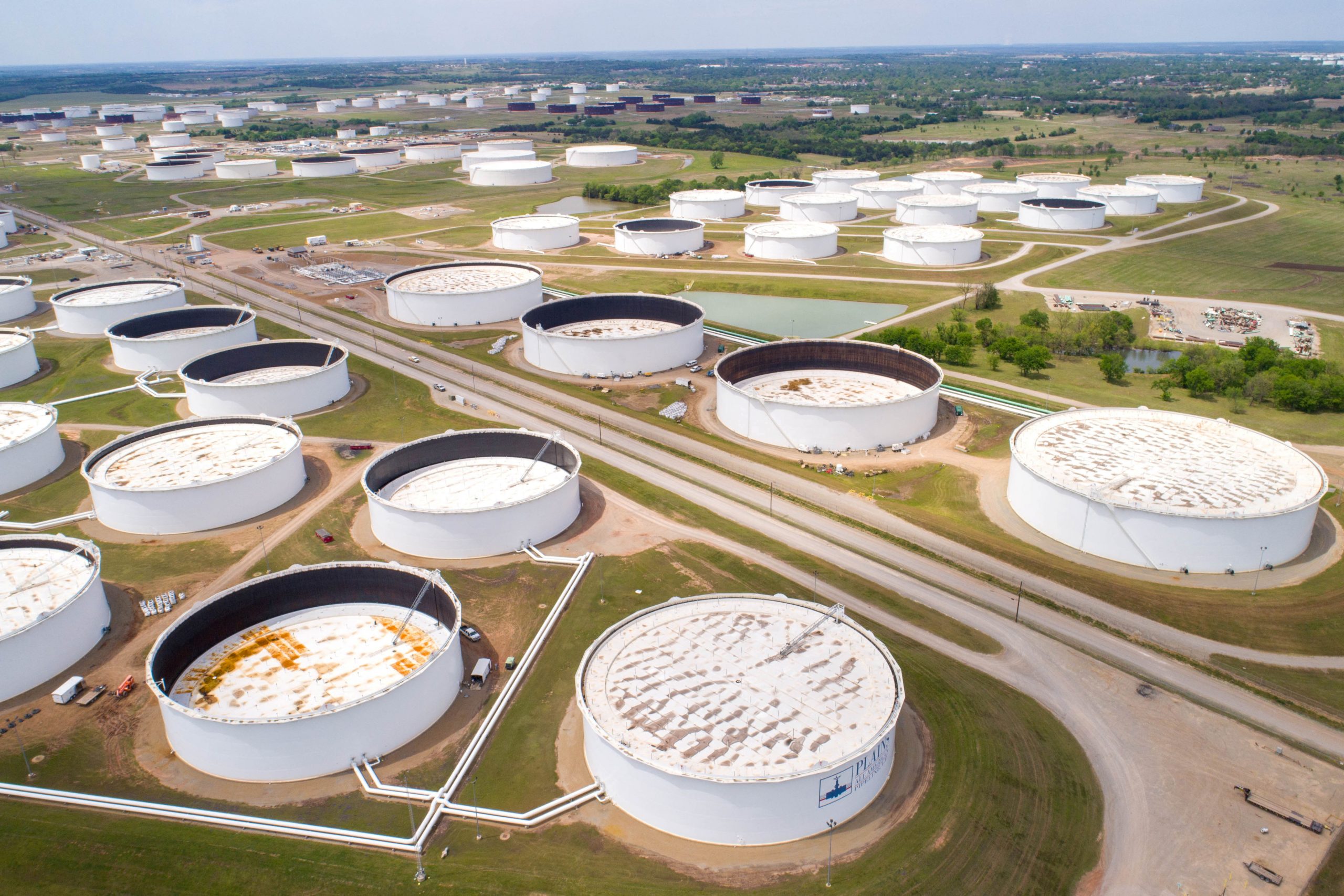 صهاريج تخزين النفط الخام بمركز كوشينغ النفطي في كوشينغ بولاية أوكلاهوما في الولايات المتحدة