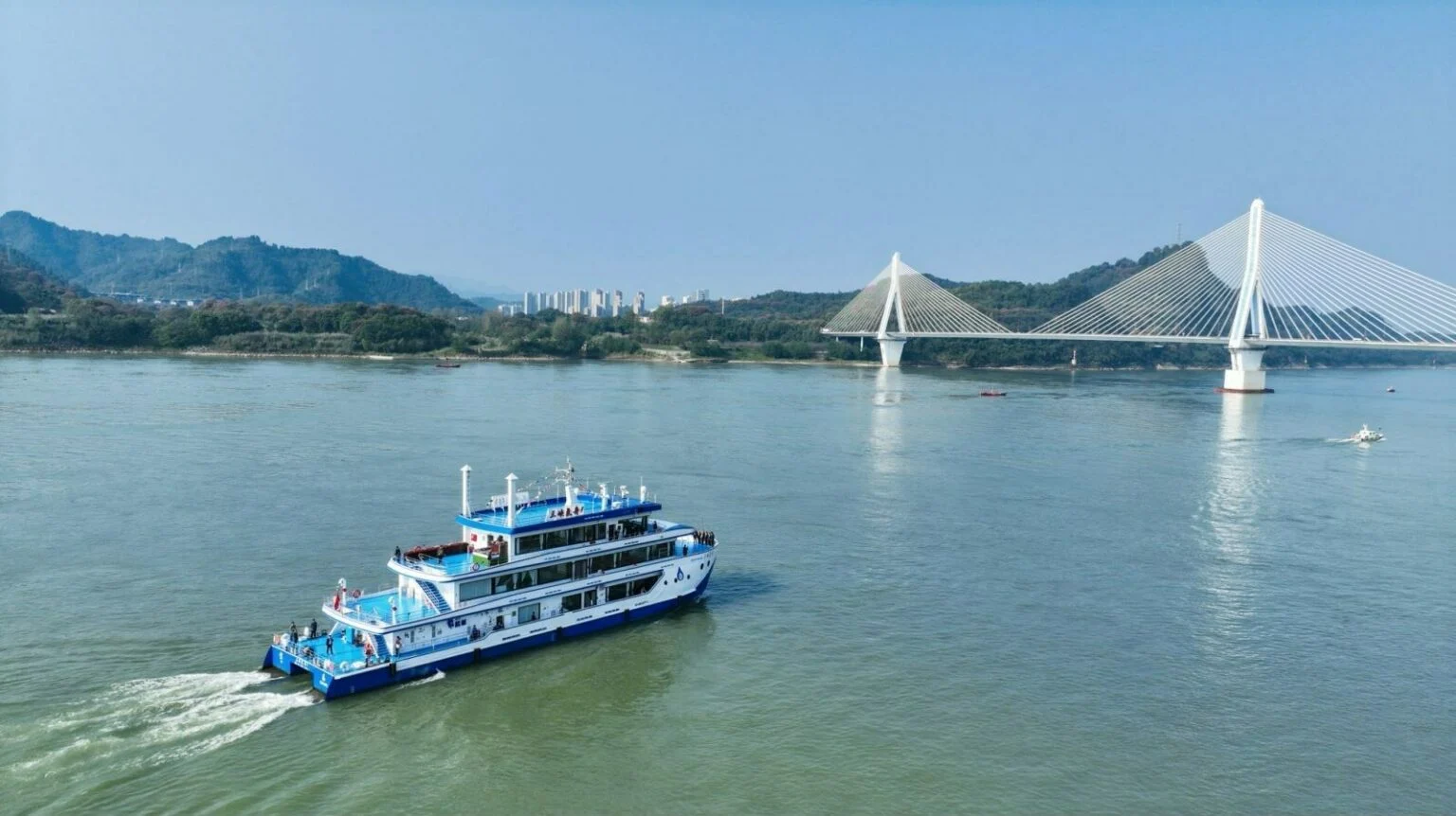 أول سفينة تعمل بخلايا وقود الهيدروجين في الصين