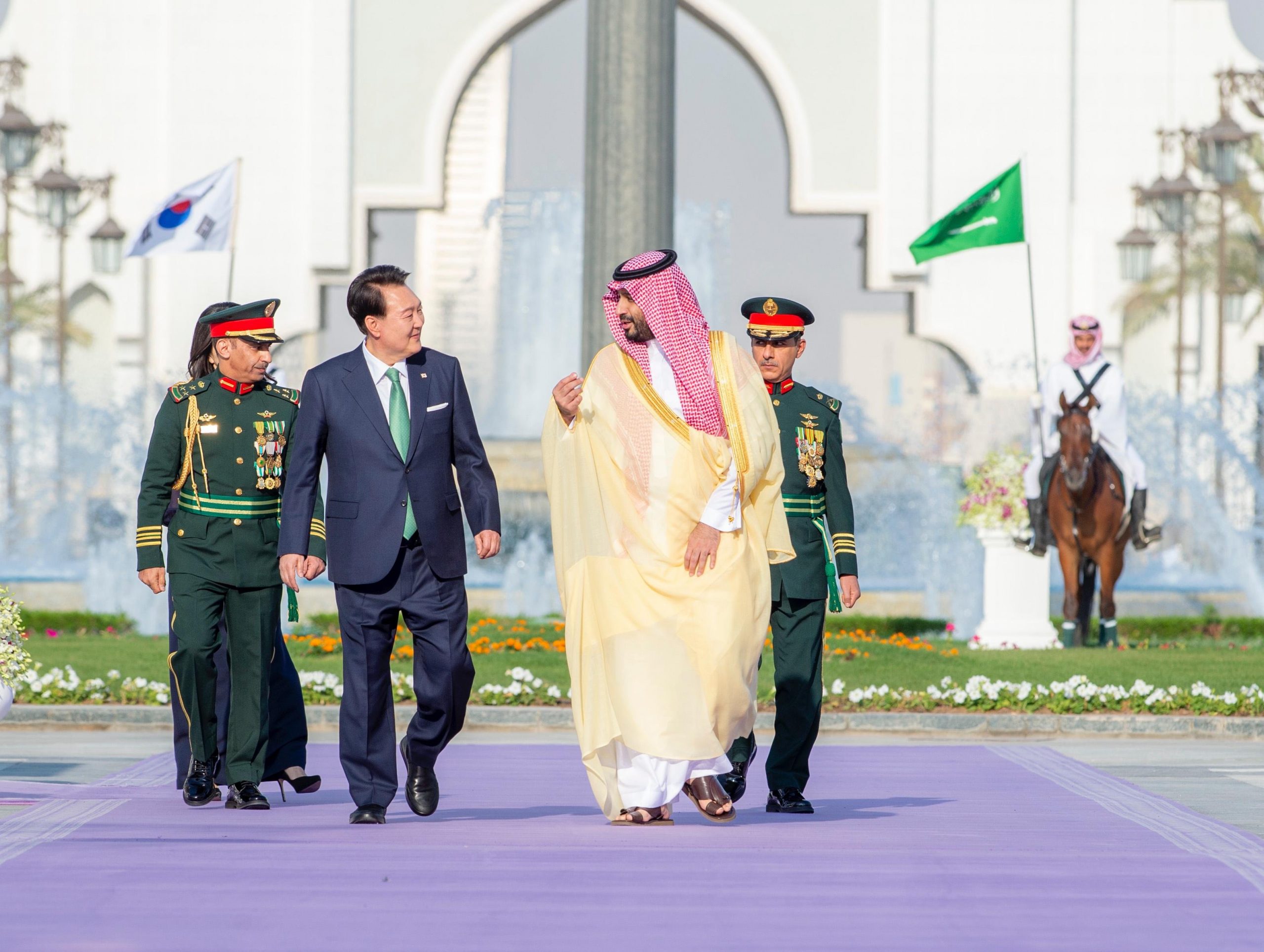 من مراسم استقبال ولي العهد السعودي للرئيس الكوري في الرياض