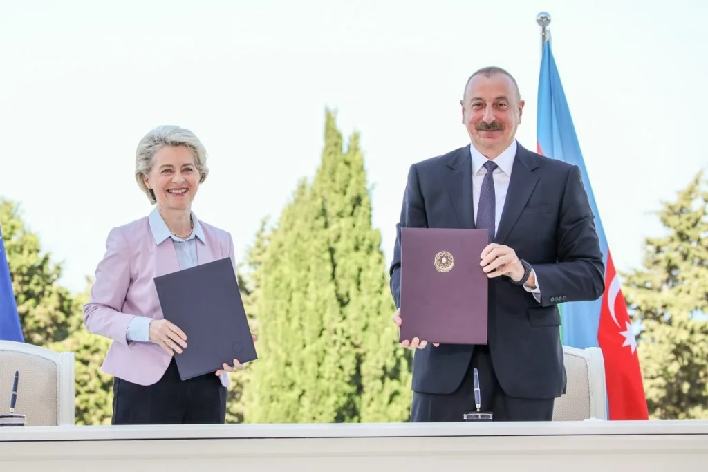 مسؤولا أوروبا وأذربيجان خلال توقيع اتفاق تصدير الغاز العام الماضي