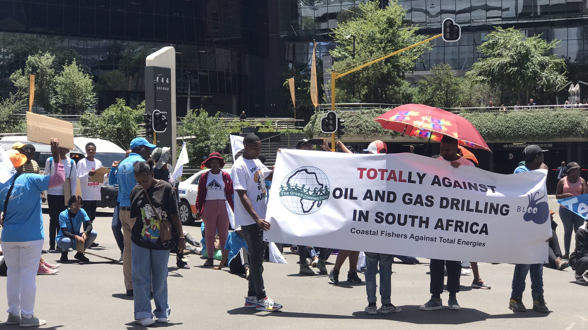 مظاهرات نشطاء البيئة ضد توتال الفرنسية في جنوب أفريقيا