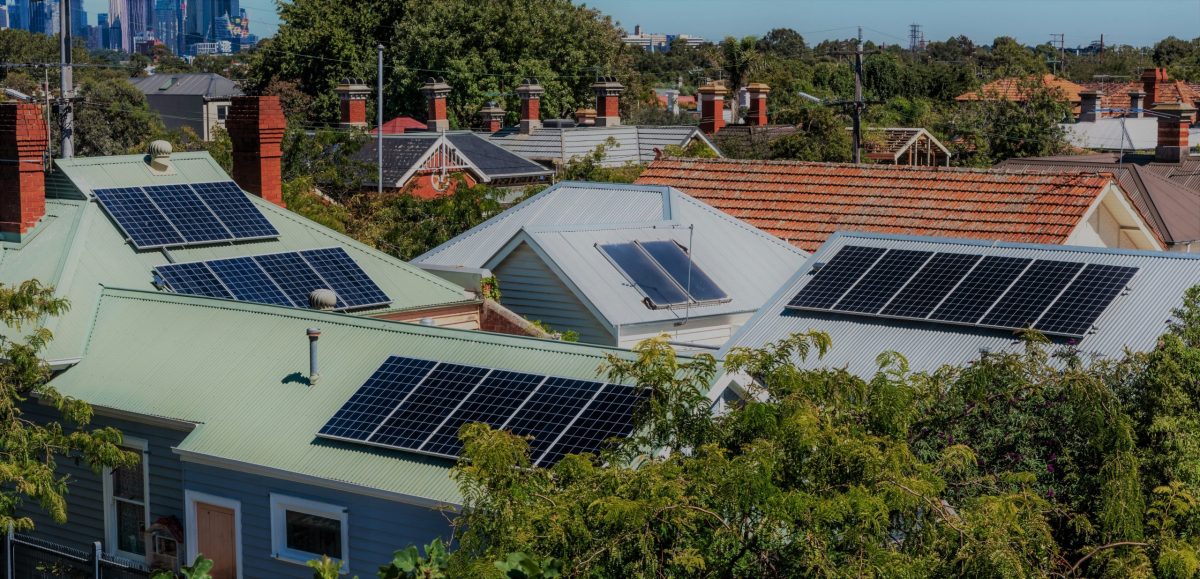 الطاقة الشمسية المثبتة على أسطح المنازل