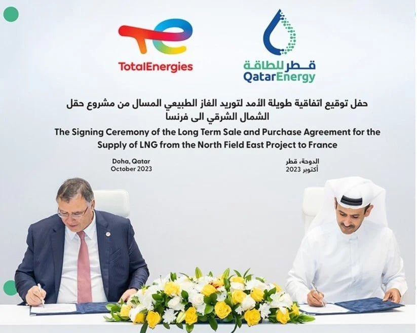 جانب من مراسم توقيع اتفاق أكبر صفقة غاز أوروبية بين قطر للطاقة وفرنسا