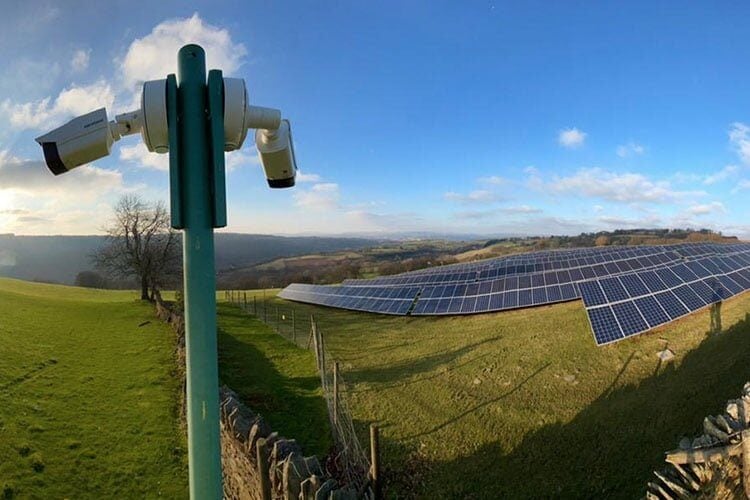 كاميرات المراقبة ترصد مزرعة لألواح الطاقة الشمسية 