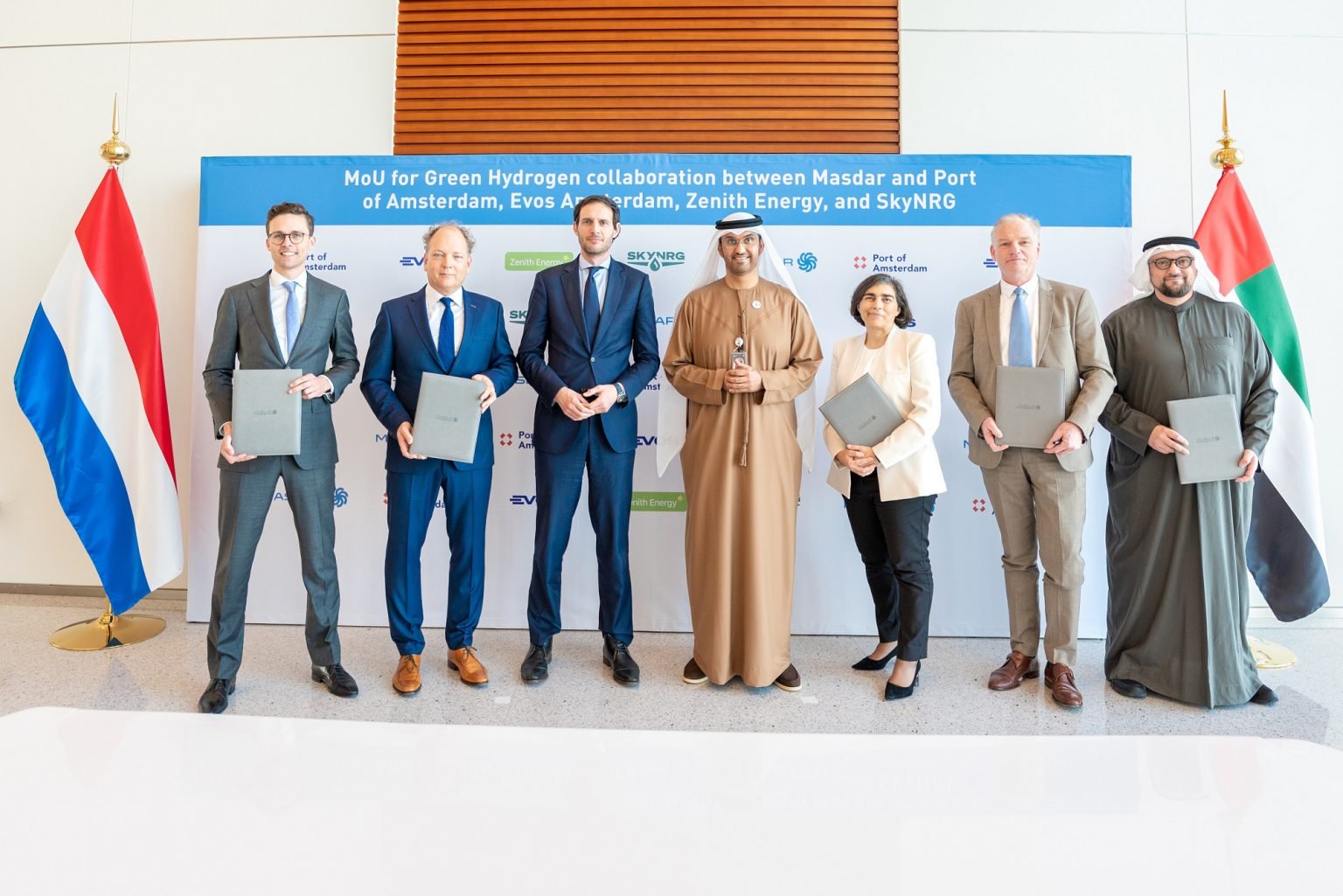 جانب من توقيع الاتفاقية بين مصدر الإماراتية والشركات الهولندية