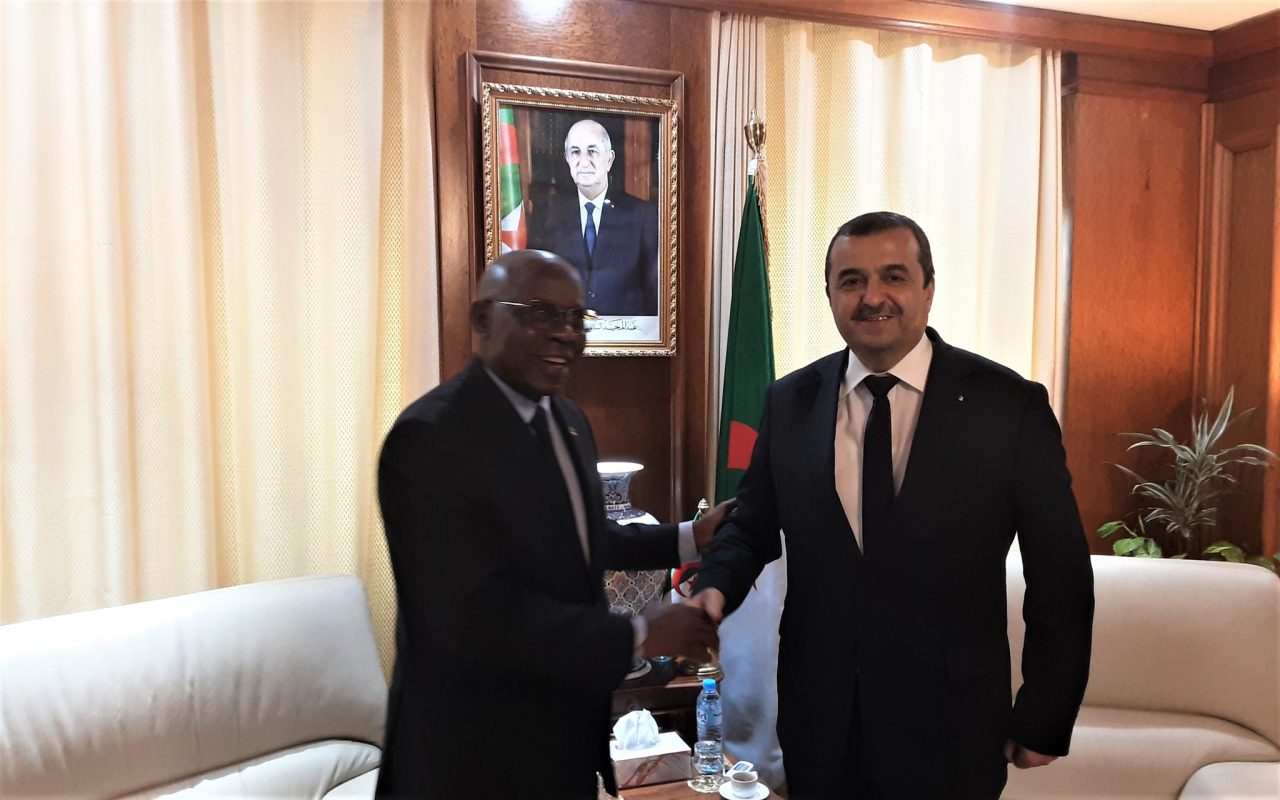 وزير الطاقة في الجزائر محمد عرقاب وسفير موزمبيق