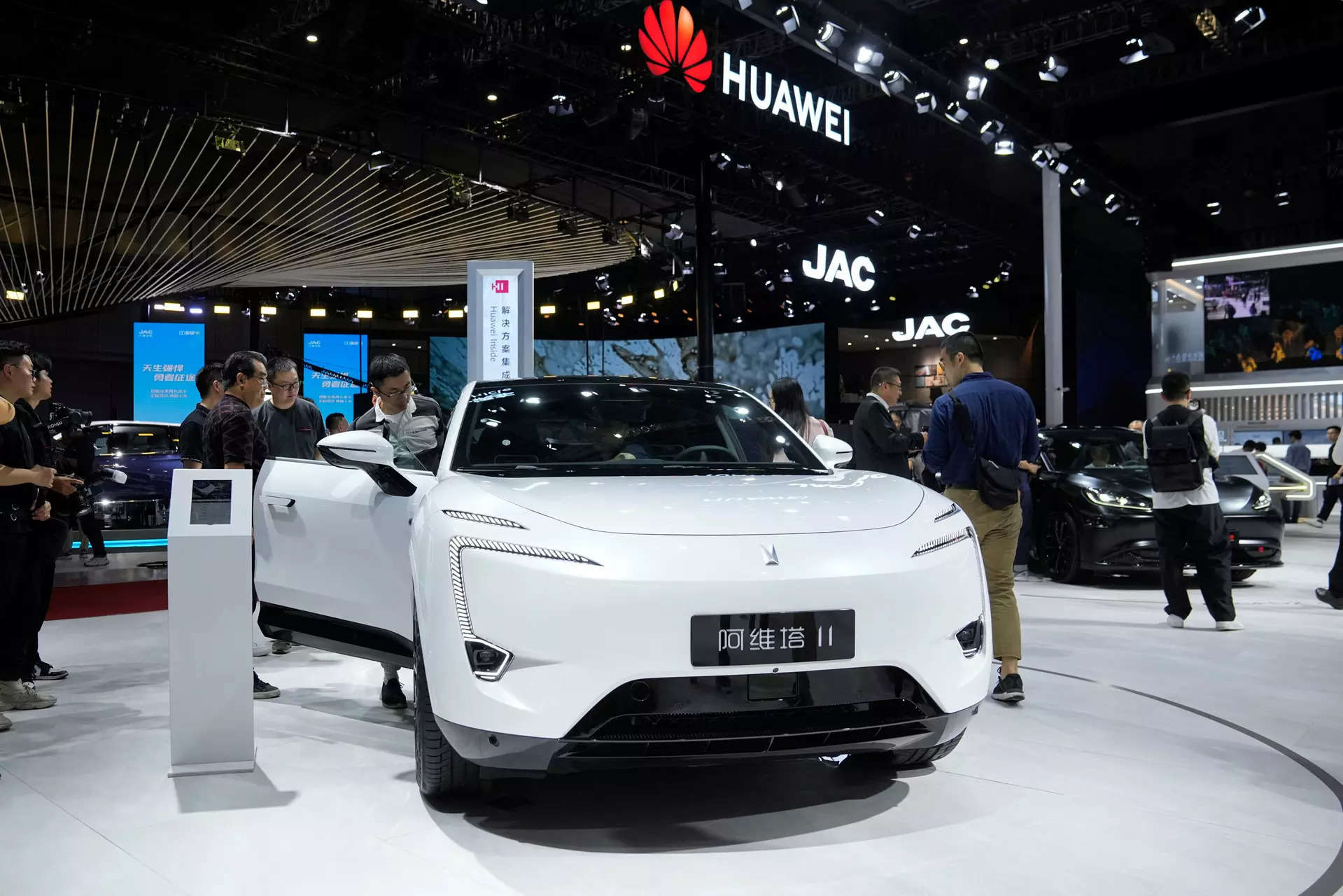 سيارة كهربائية صينية خلال عرضها في معرض شنغهاي الدولي للسيارات