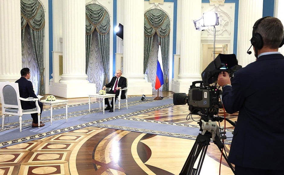 الرئيس الروسي فلاديمير بوتين خلال حواره مع التليفزيون الصيني