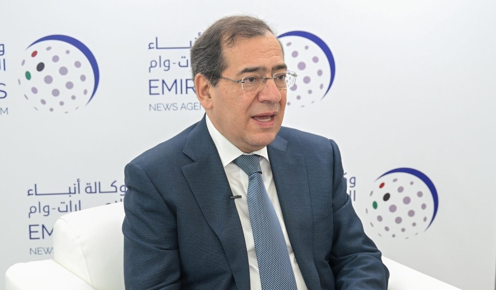 وزير البترول المصري متحدثًا لوكالة الأنباء الإماراتية