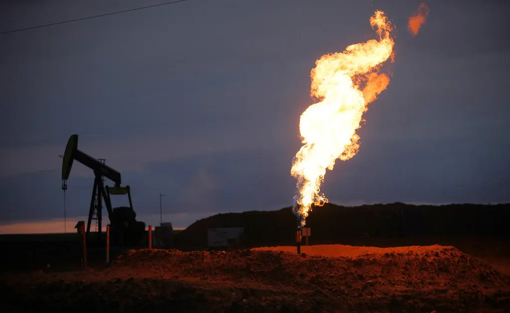 حرق الغاز في منشأة نفطية