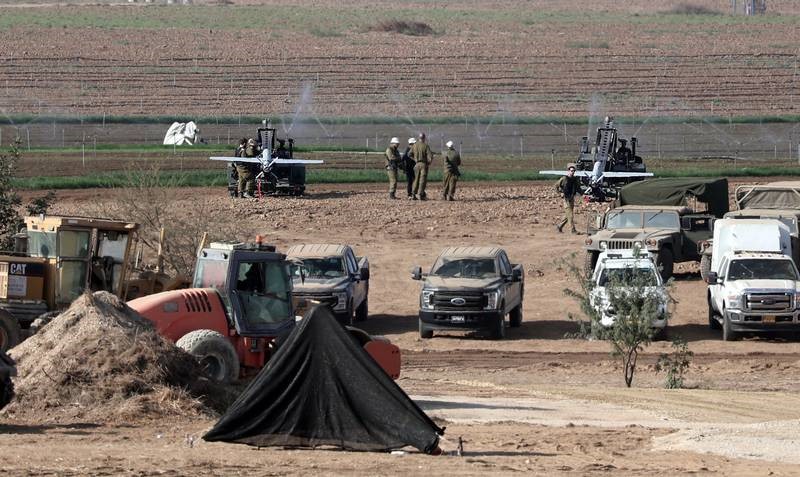 جنود إسرائيليون يقومون بإعداد طائرات مُسيَّرة مسلحة بالقرب من غزة 