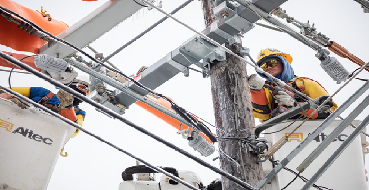 إصلاح خطوط كهرباء في مدينة أوستن بولاية تكساس، في 18 فبراير/شباط 2021