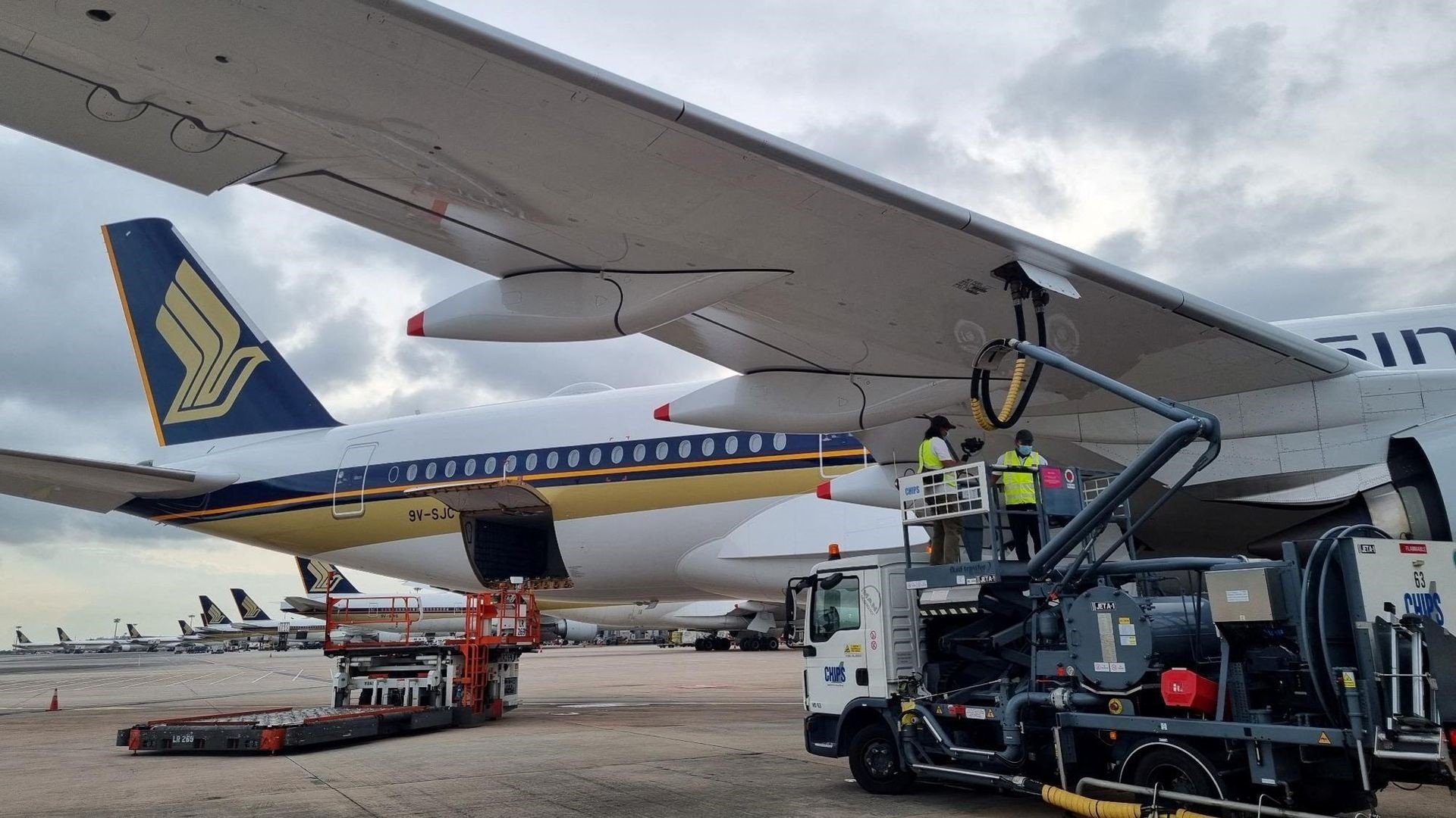 طائرة جاثمة على مَدْرج مطار شانغي في سنغافورة – الصورة من رويترز
