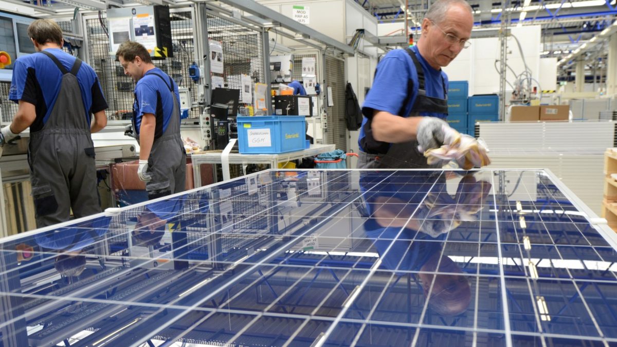 صناعة ألواح الطاقة الشمسية في الغرب