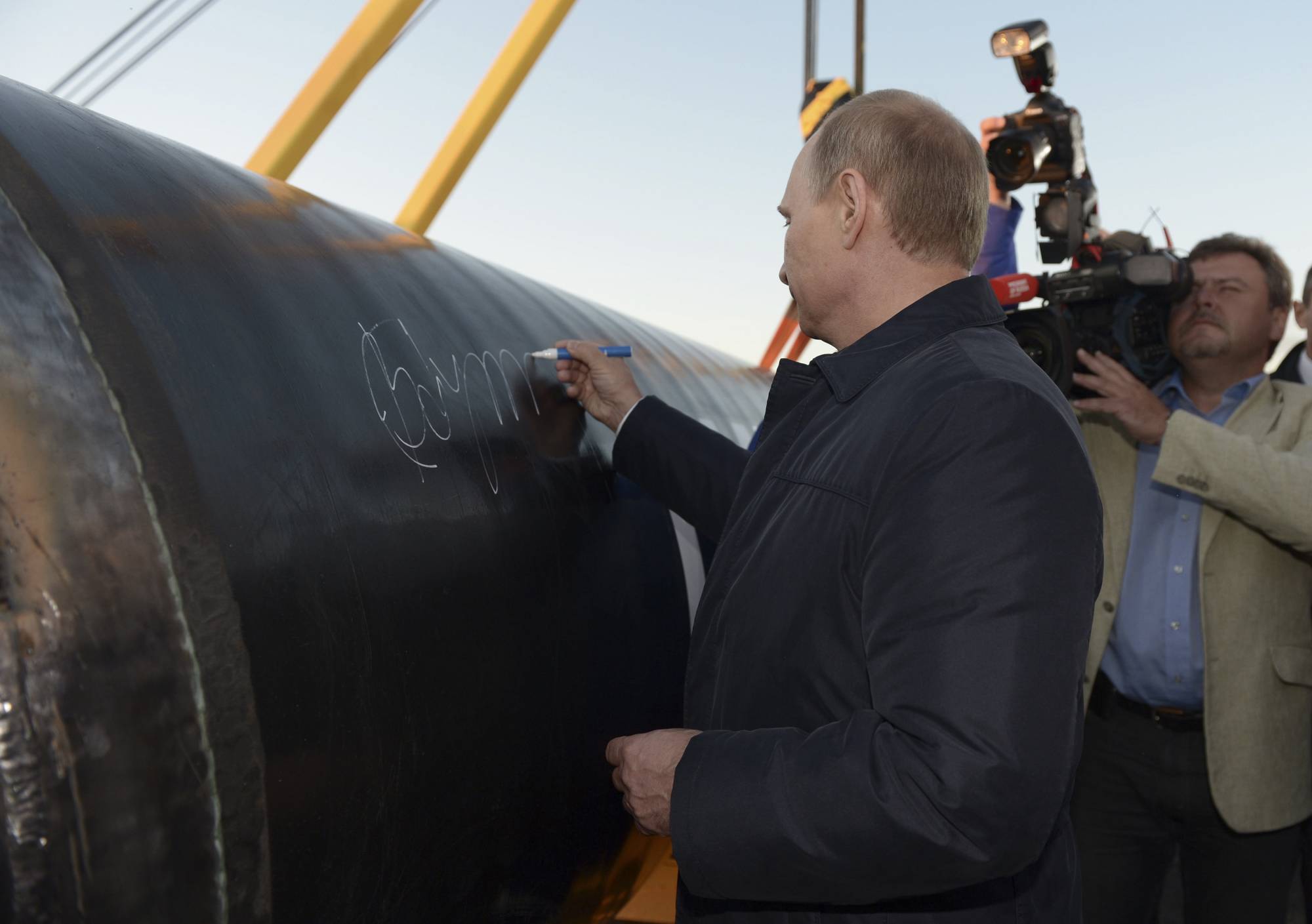 الرئيس الروسي فلاديمير بوتين بجوار أحد أنابيب الغاز الروسي- 