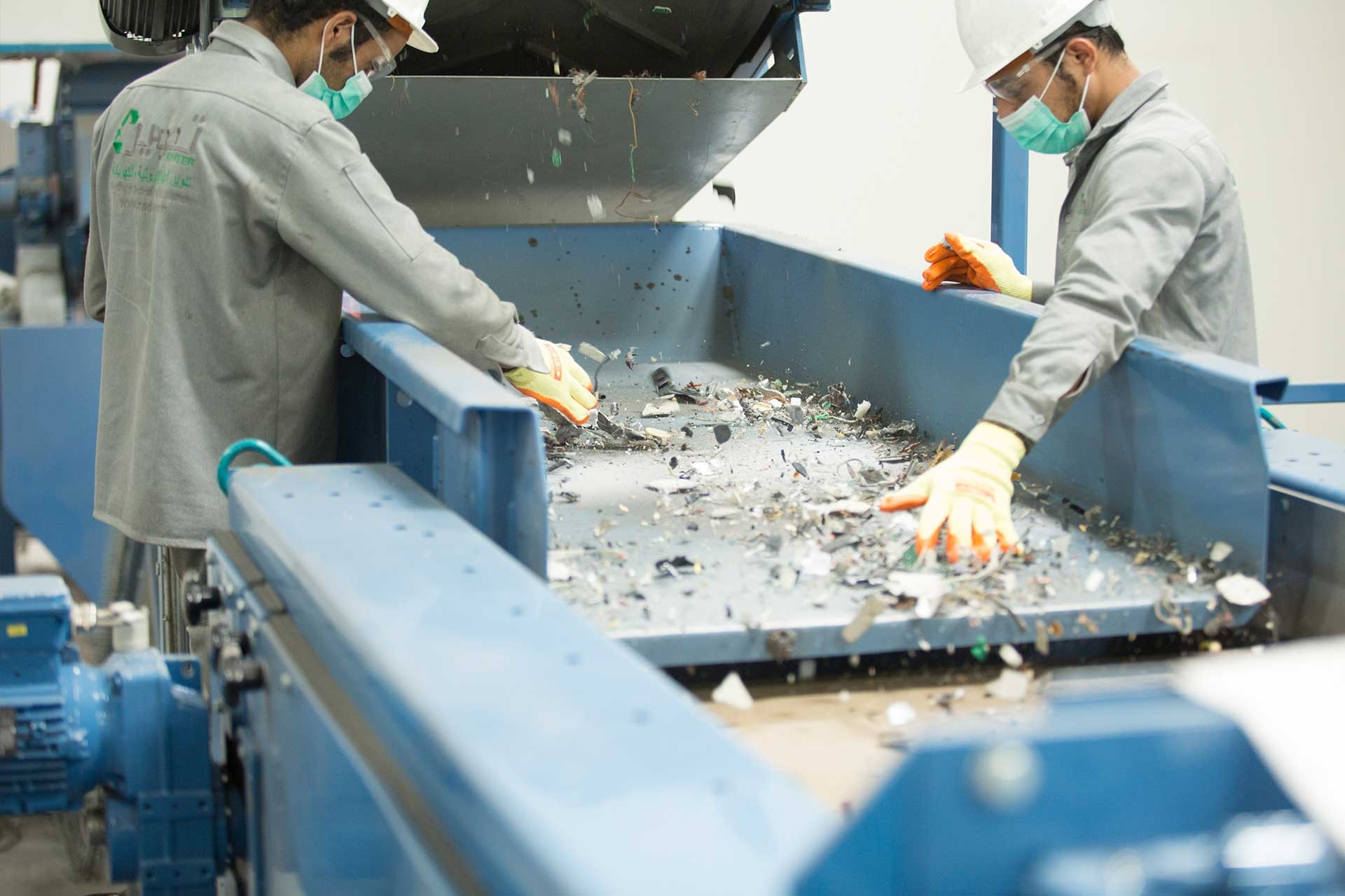 إعادة تدوير النفايات الإلكترونية في مصنع بالمملكة العربية السعودية