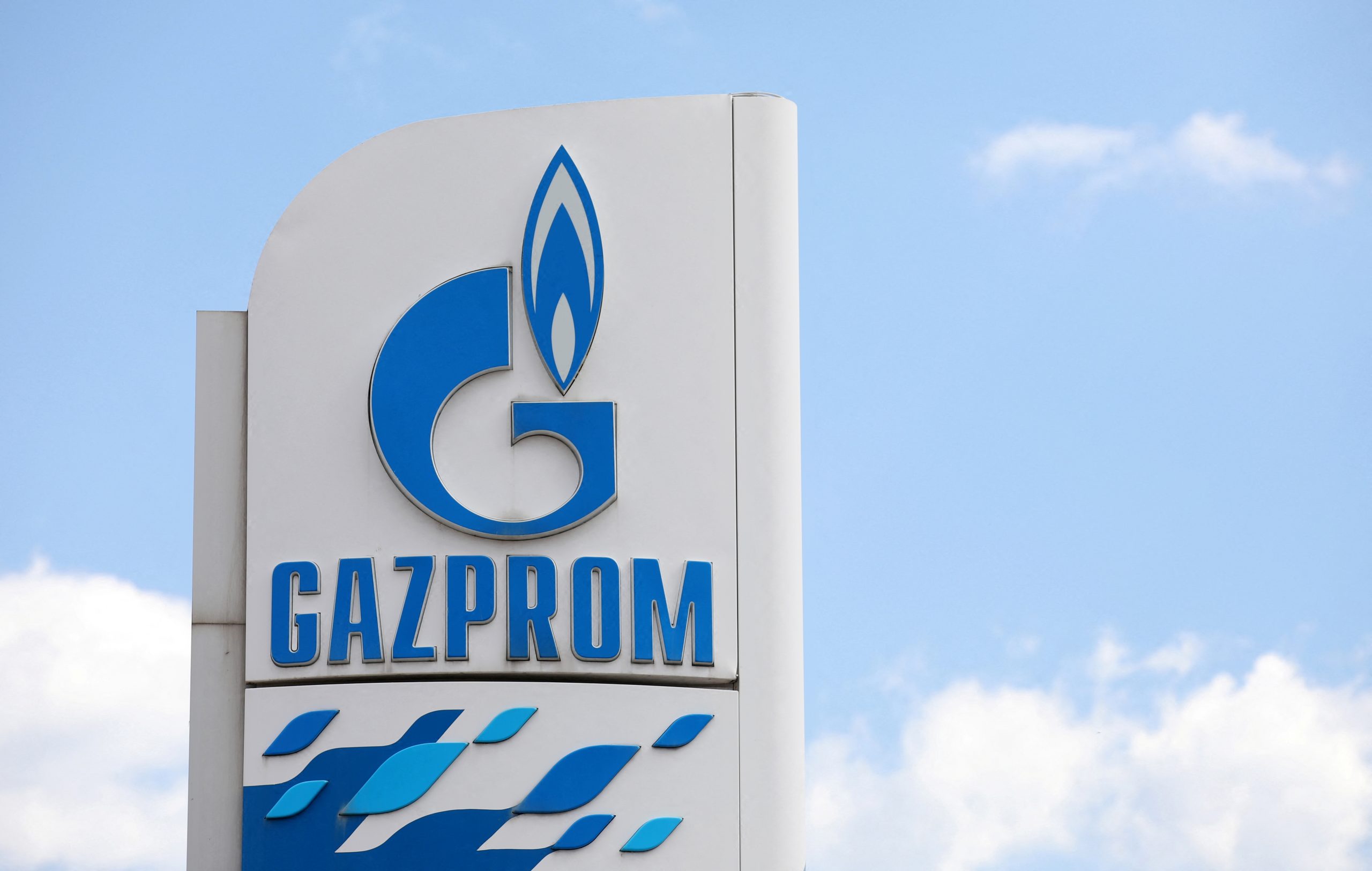 شعار شركة غازبروم الروسية على إحدى محطات الوقود