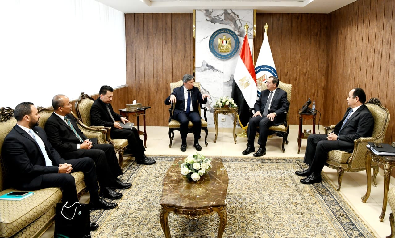 جانب من اجتماع وزير البترول المصري مع نائب رئيس شركة بتروناس الماليزية