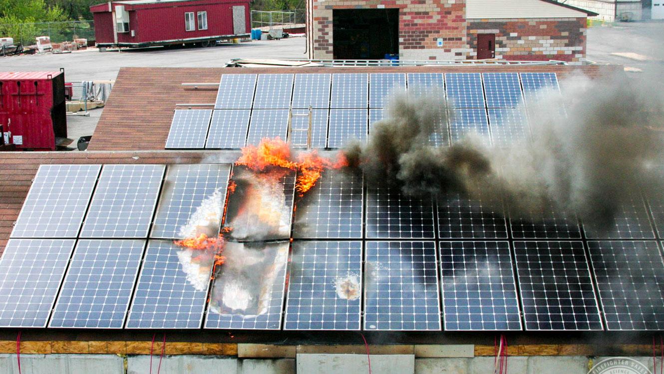 نيران تشتعل في ألواح شمسية على سطح أحد المباني
