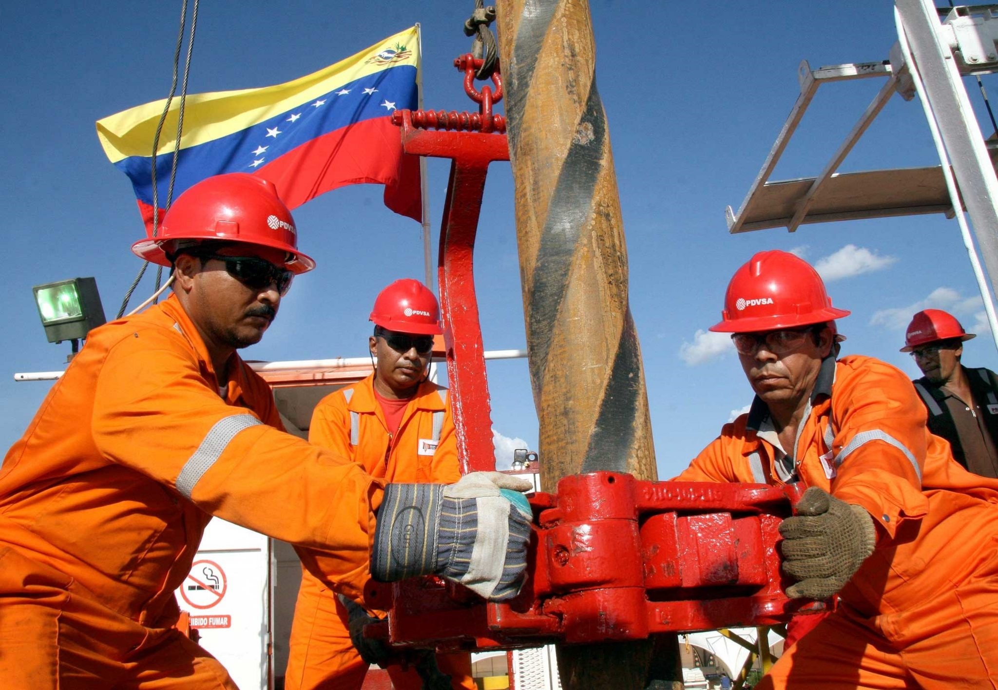 عمال في أحد حقول النفط الفنزويلي