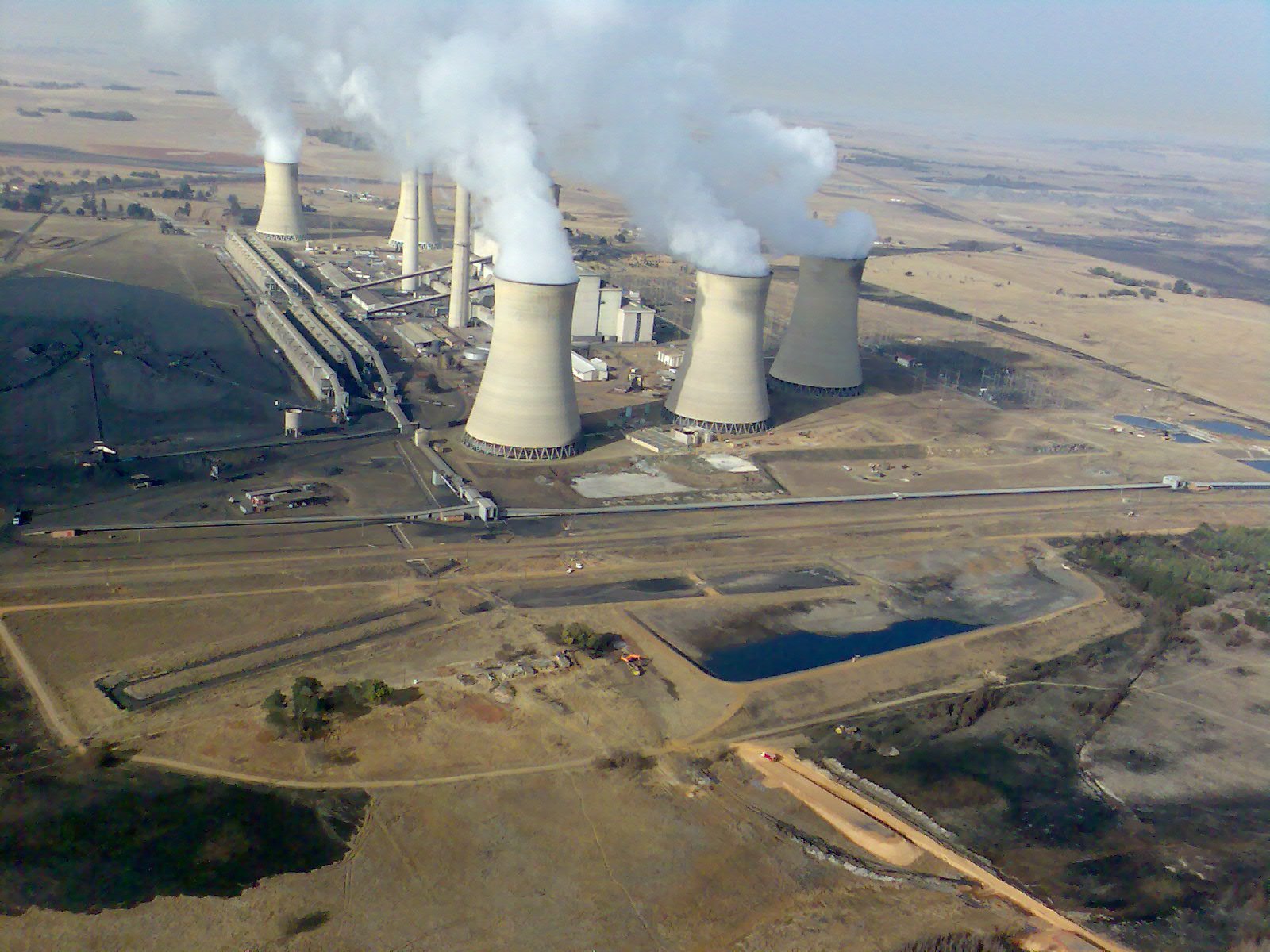 انبعاثات تنطلق من محطة كهرباء في جنوب أفريقيا
