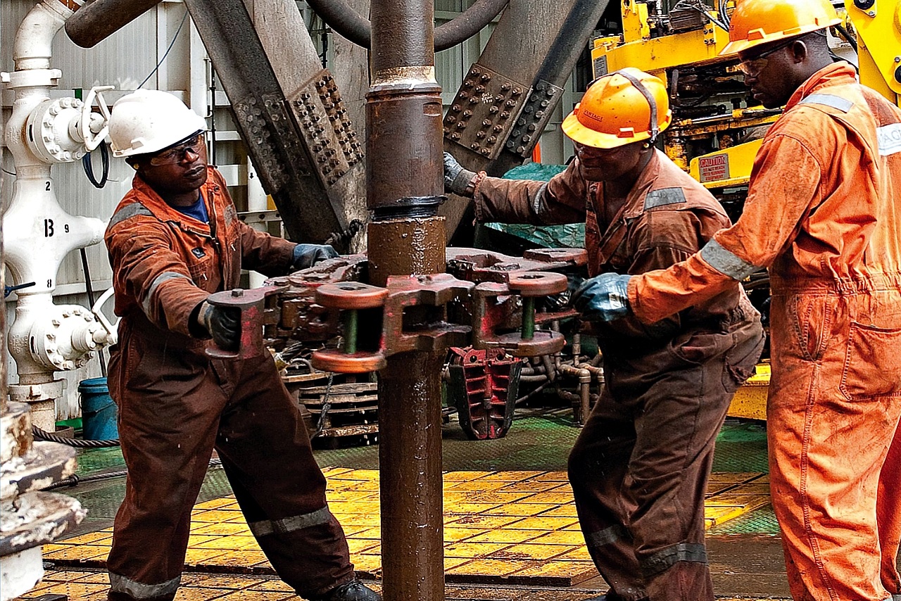عمال بأحد حقول النفط في أفريقيا