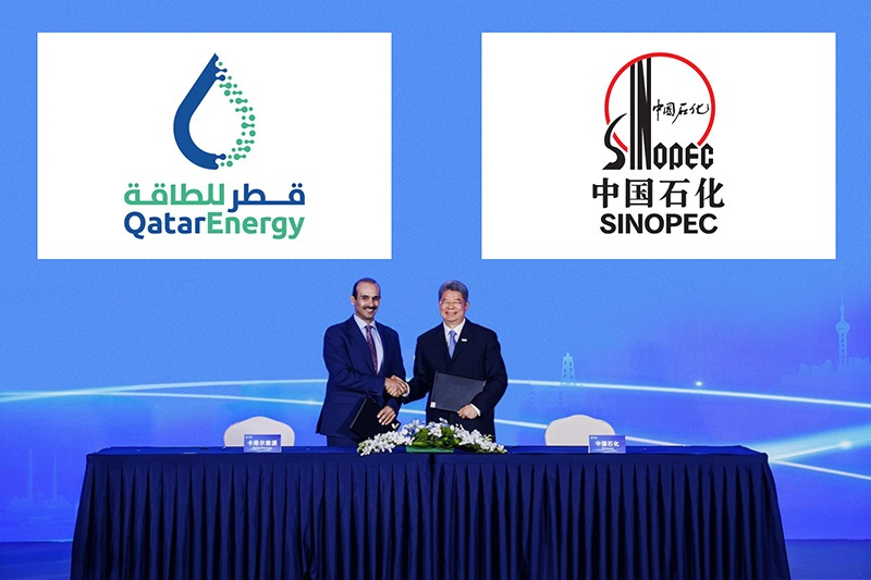 جانب من توقيع الاتفاقية بين قطر للطاقة وسينوبك الصينية