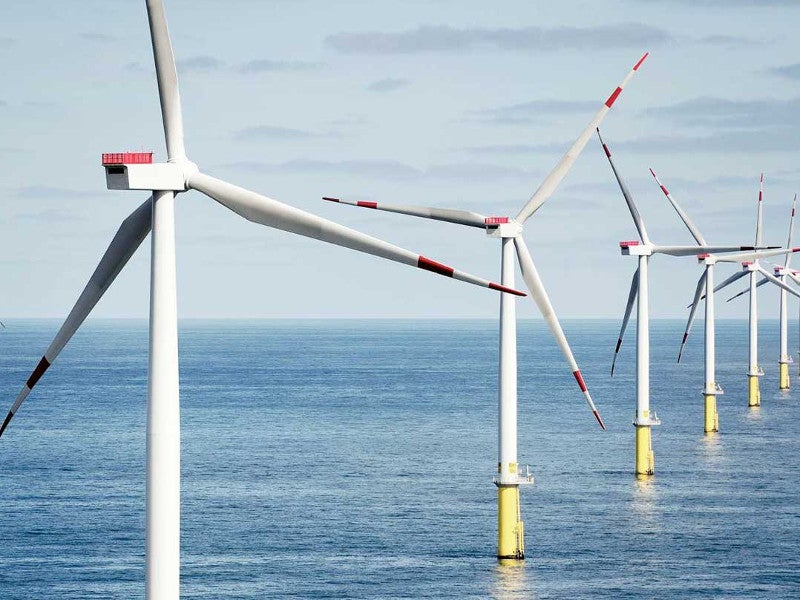 إحدى محطات طاقة الرياح البحرية في المملكة المتحدة