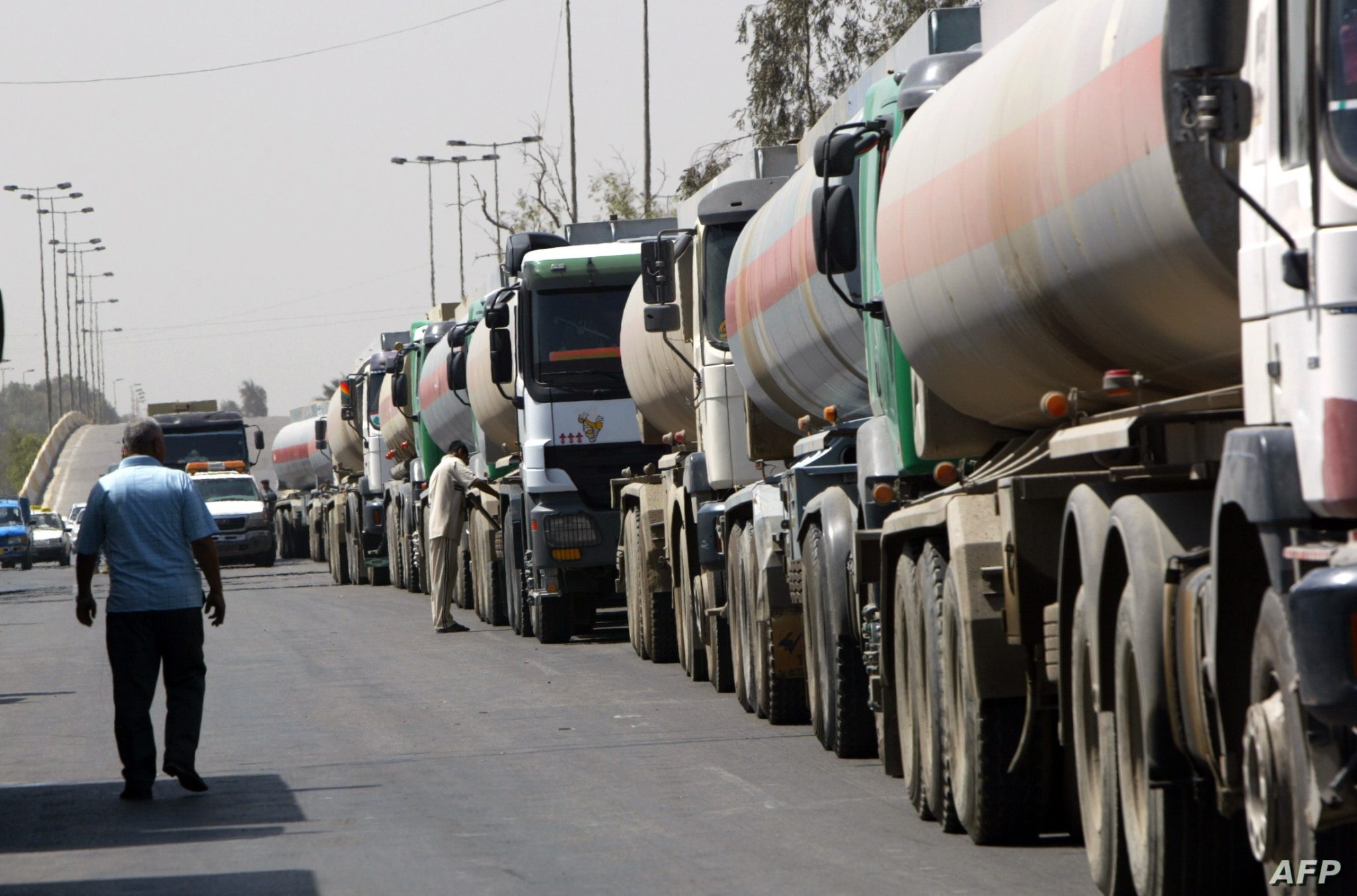 صهاريج تحمل النفط العراقي إلى الأردن 