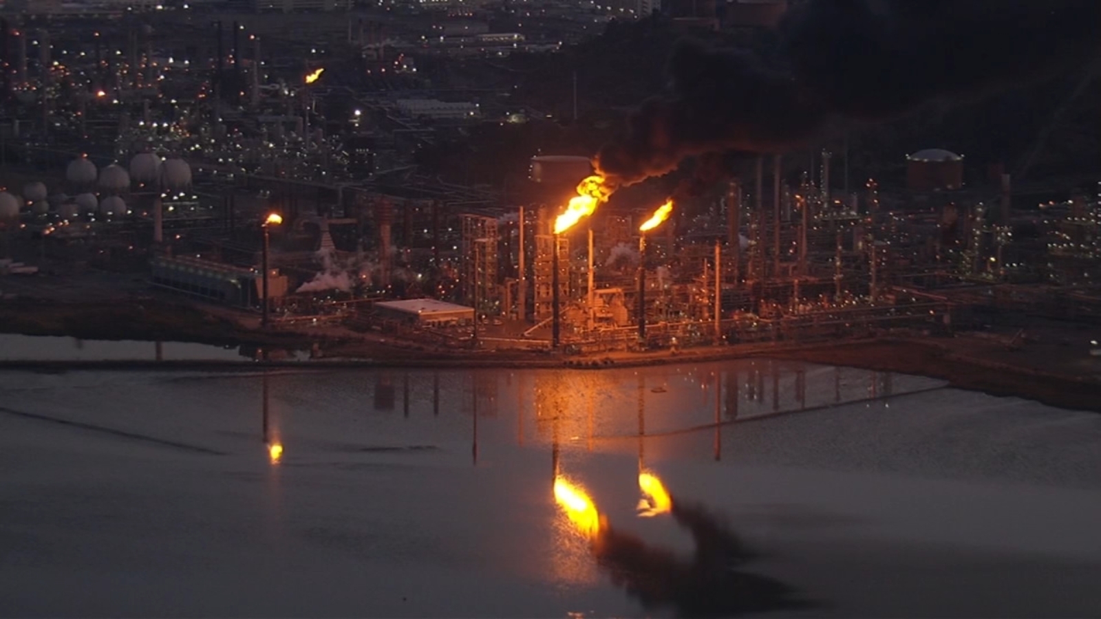 حرق الغاز في مصفاة شيفرون ريتشموند