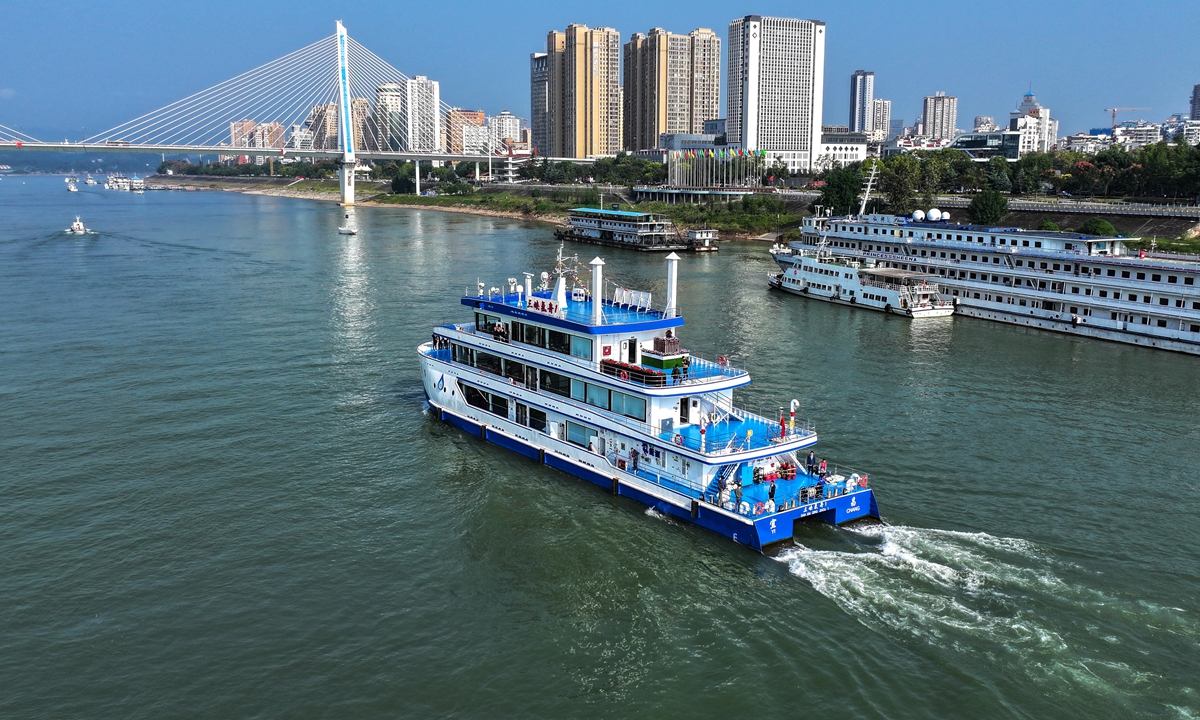 أول سفينة صينية تعمل بالطاقة الهيدروجينية أكملت رحلتها الأولى في نهر اليانغتسي في مدينة ييتشانغ بمقاطعة هوبى وسط الصين في أكتوبر/تشرين الثاني 2023