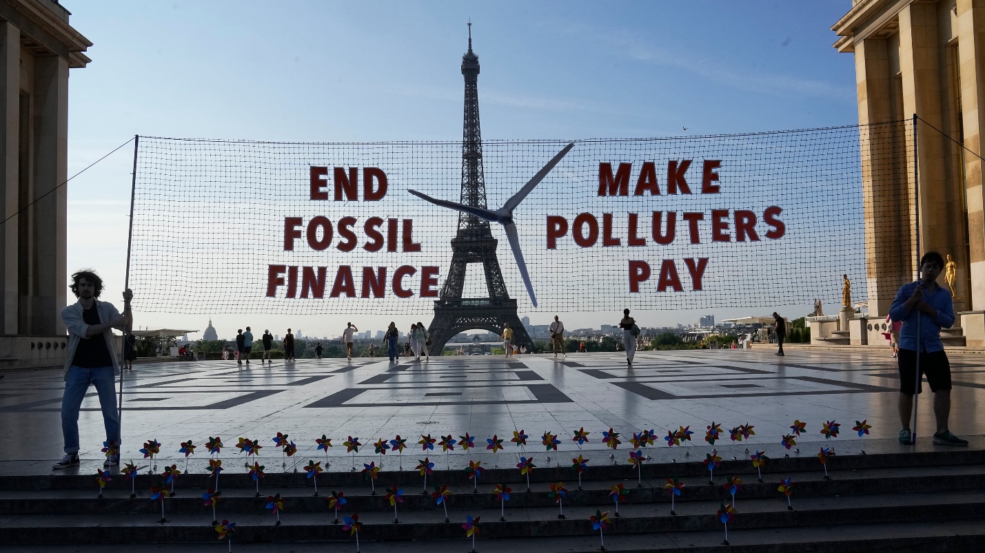 نشطاء المناخ في باريس يطالبون بوقف تمويل الوقود الأحفوري وتحميل المسؤولية لمصادر التلويث