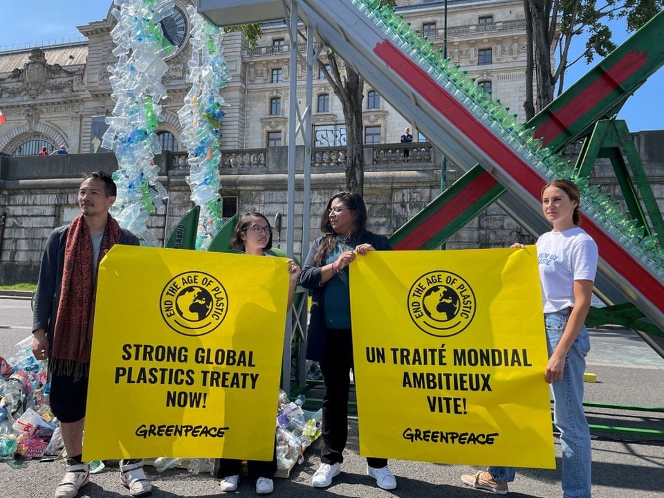 ناشطو منظمة غرينبيس الدولية يطالبون بإبرام معاهدة عالمية لمنع التلوث البلاستيكي