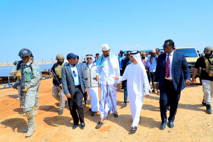 من مراسم تدشين محطة الطاقة الشمسية- الصورة من صحف صومالية