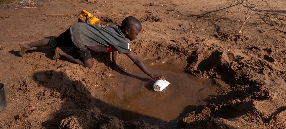 صبي يجمع بعض الماء من نهر جاف في الصومال 