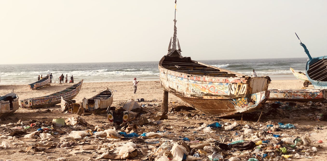النفايات البلاستيكية على شاطئ قرية كايار شمال العاصمة السنغالية داكار