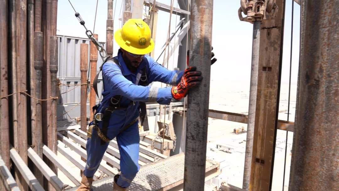 أحد العاملين في حقل مجنون النفطي في العراق