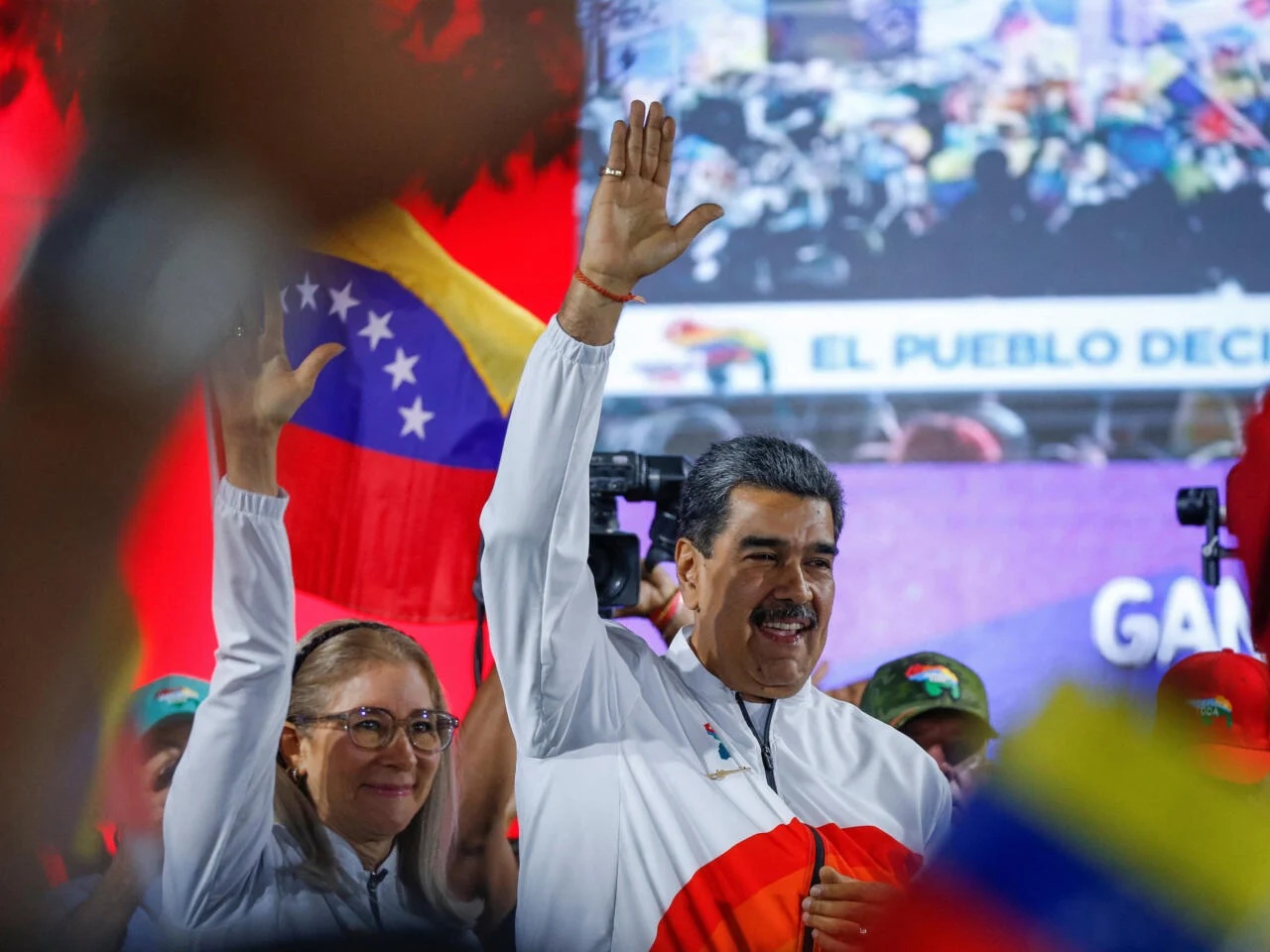 الرئيس الفنزويلي مادورو يحتفل وسط أنصاره بنتائج الاستفتاء