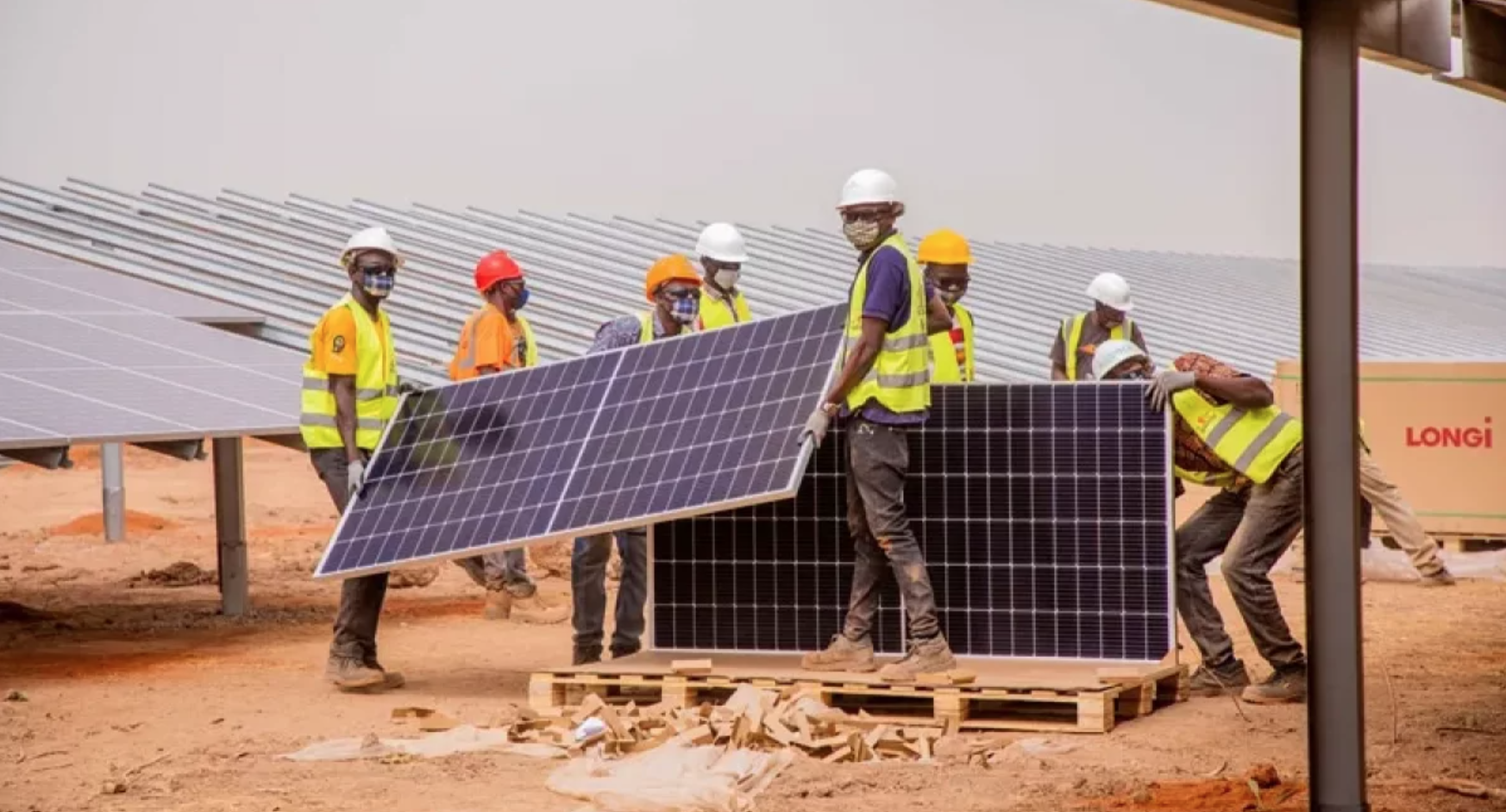 عمال يركبون محطة طاقة شمسية في بوركينا فاسو