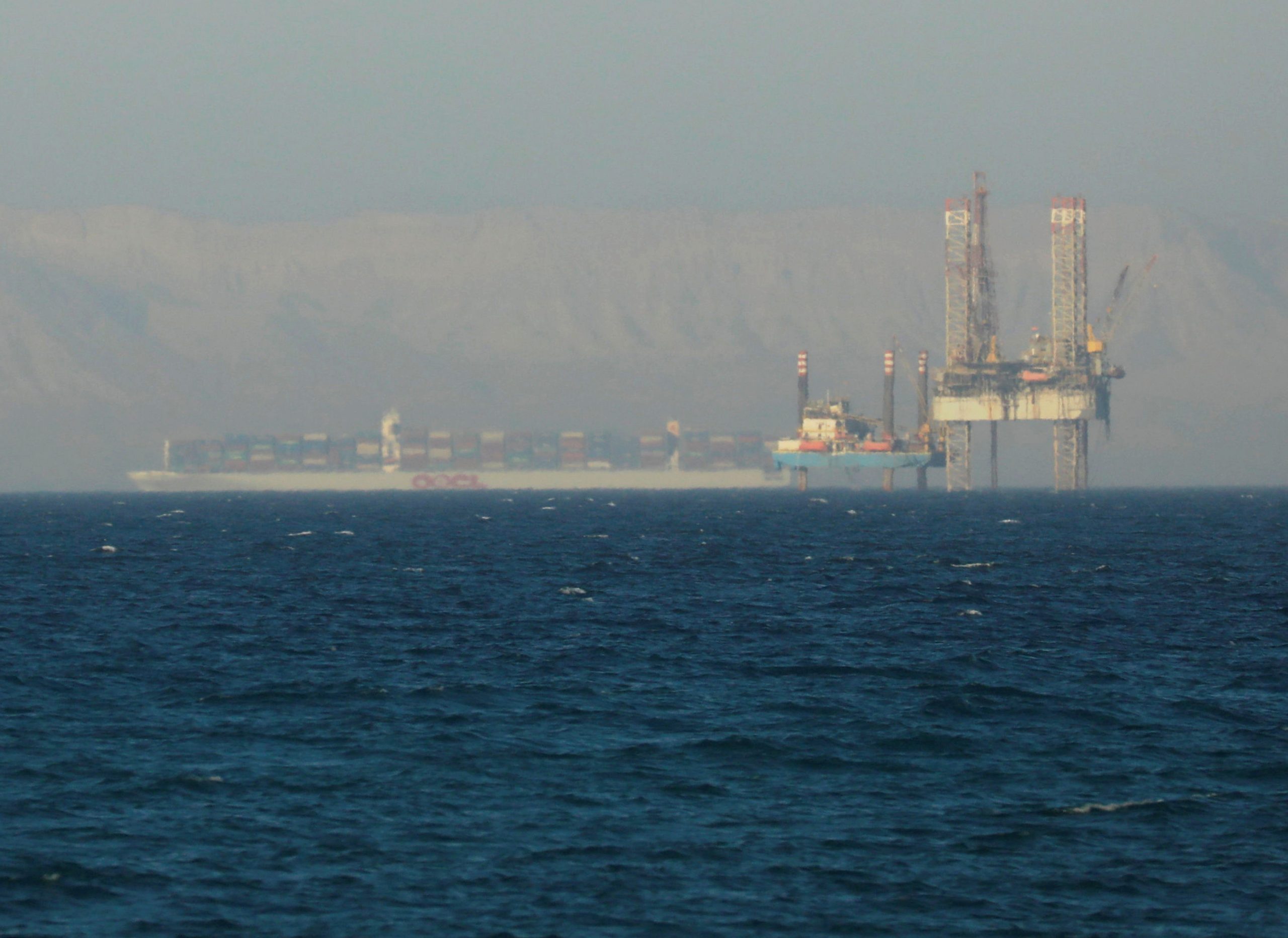 سفينة تعبر بالقرب من منصة نفطية في خليج السويس