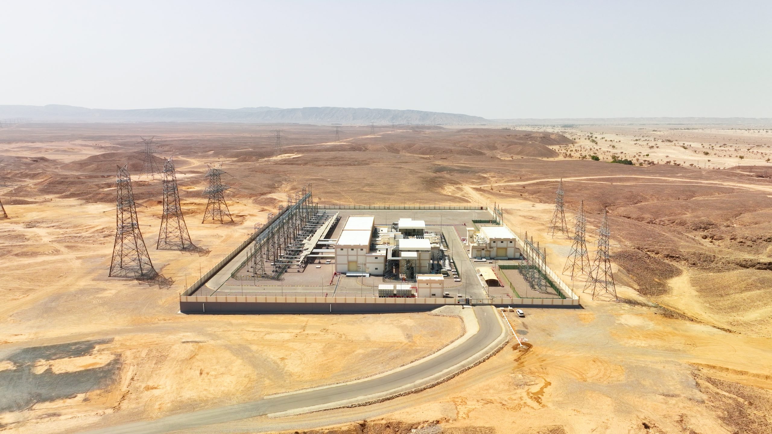 أحد مشروعات ربط الكهرباء في سلطنة عمان