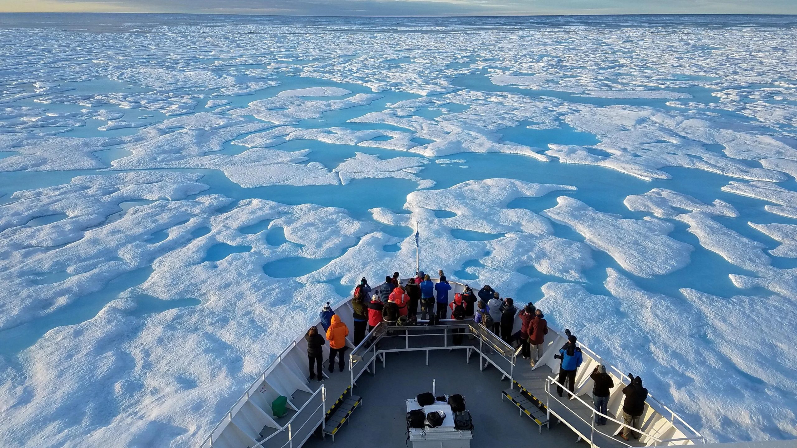 سفينة كندية تبحر في مياه القطب الشمالي