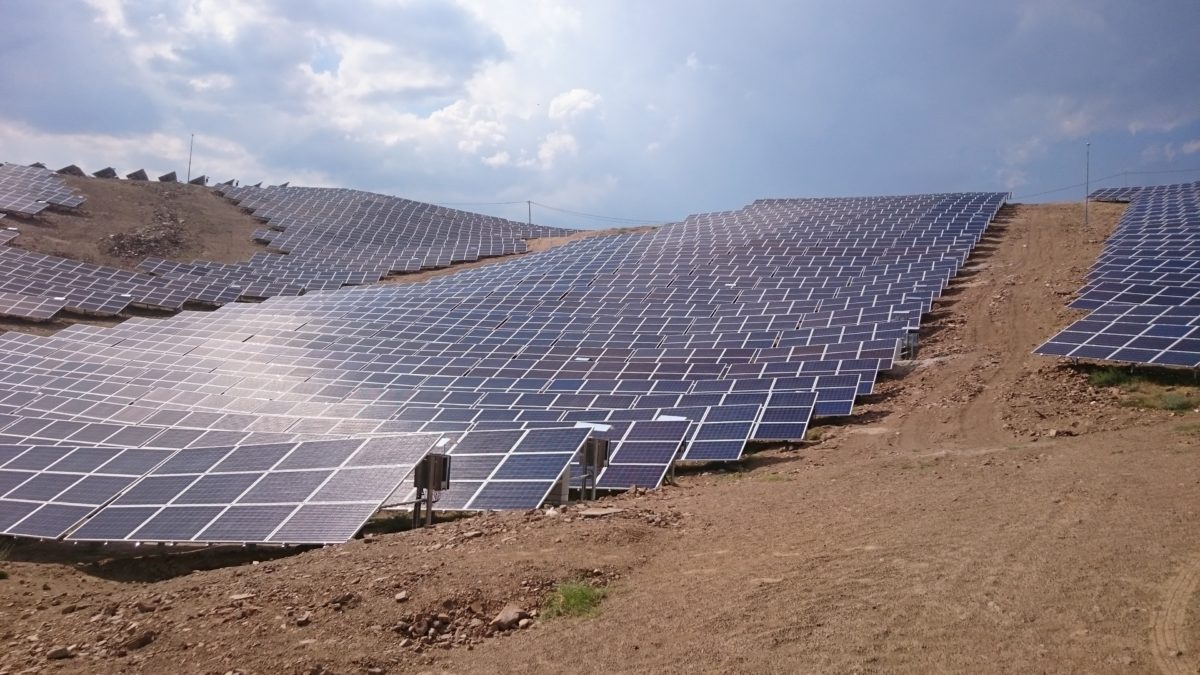 مجمع للطاقة الشمسية بالقرب من مدينة تشيته في غرب تركيا